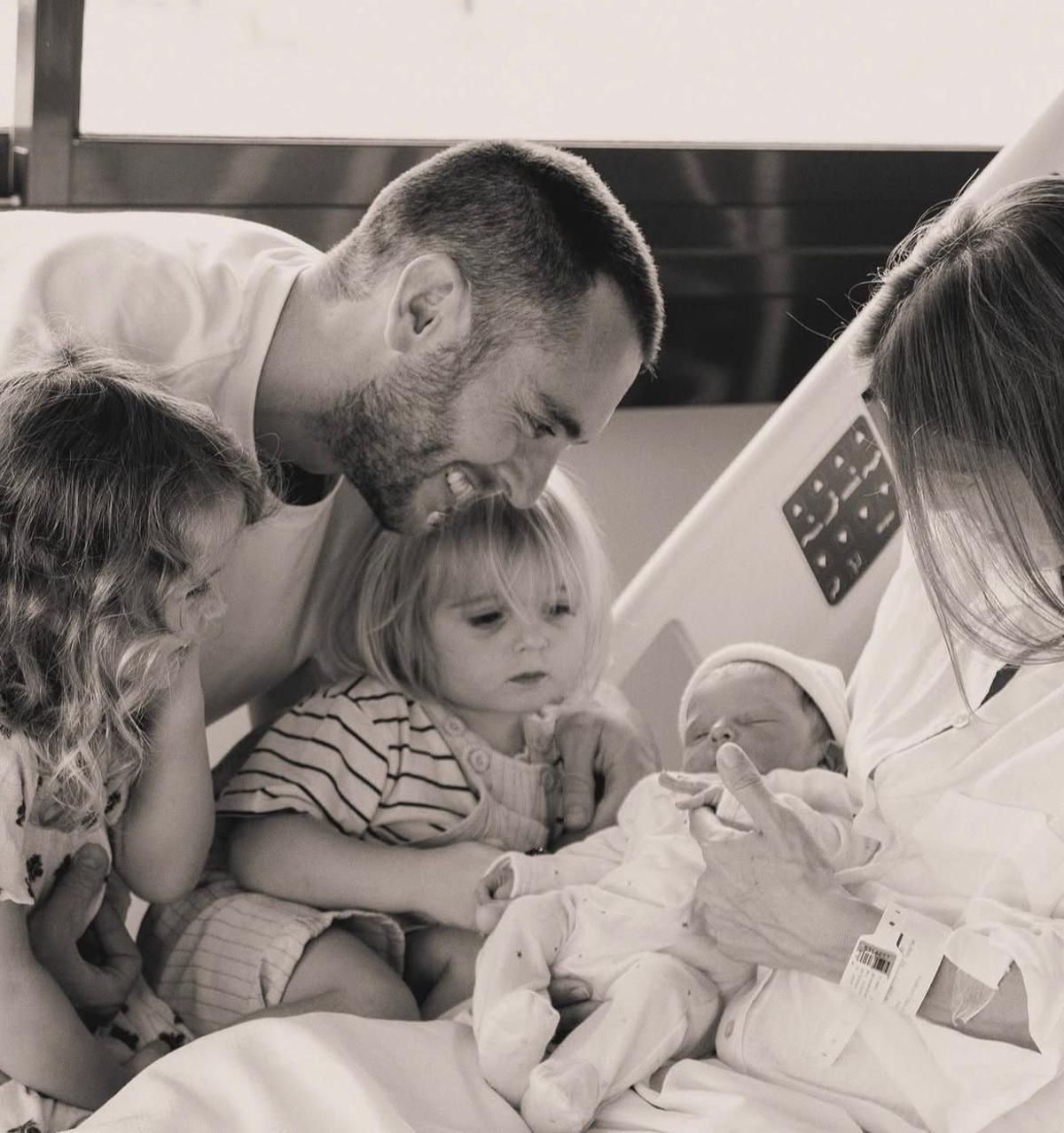 Ingrid e Ibai en una foto junto a sus tres hijos (septiembre 2025)