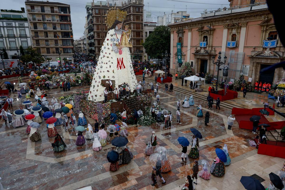 La imagen de la Virgen, con el manto confeccionado