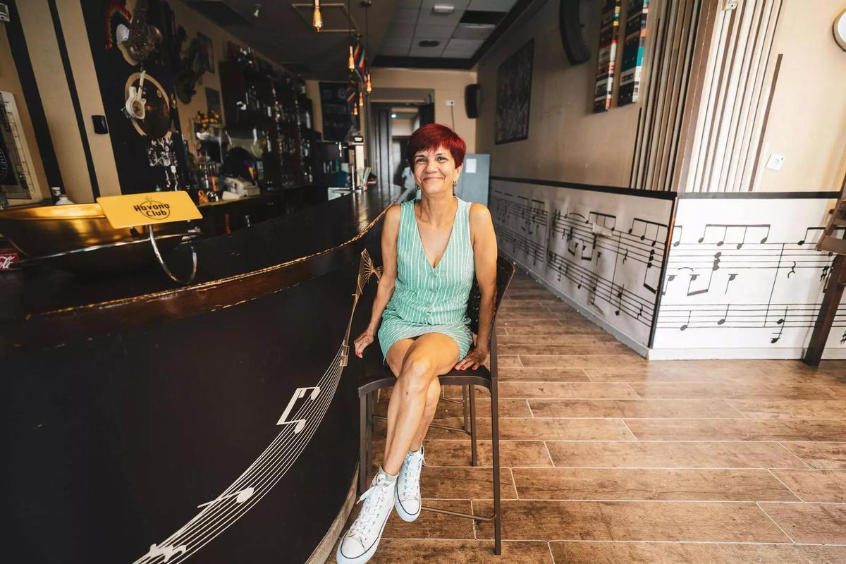 Juani posa junto a la barra del Maruja Limón, desde la que ha vivido cientos de conciertos, anécdotas y noches de la hostelería emeritense.