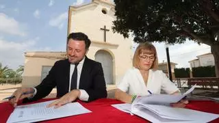 El PP y Vox sellan su acuerdo de gobierno frente a la ermita de Valverde