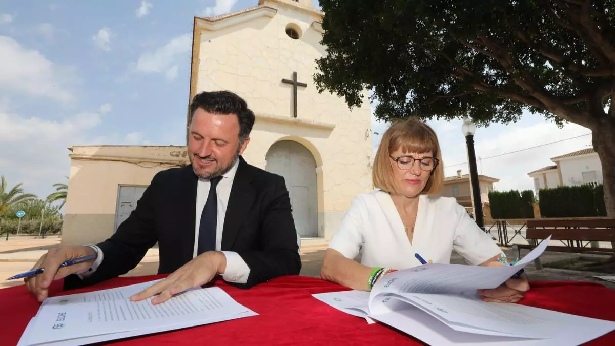 El PP y Vox sellan su acuerdo de gobierno frente a la ermita de Valverde