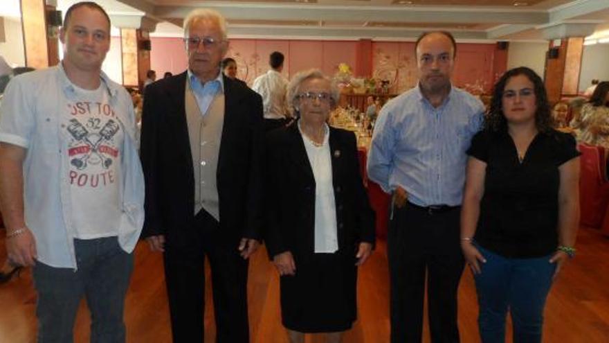 Roberto Bueno, presidente de la asociación de vecinos; los homenajeados, Manuel Álvarez y Lidia Amor Pérez; Avelino García, tesorero, y María del Carmen, vocal.