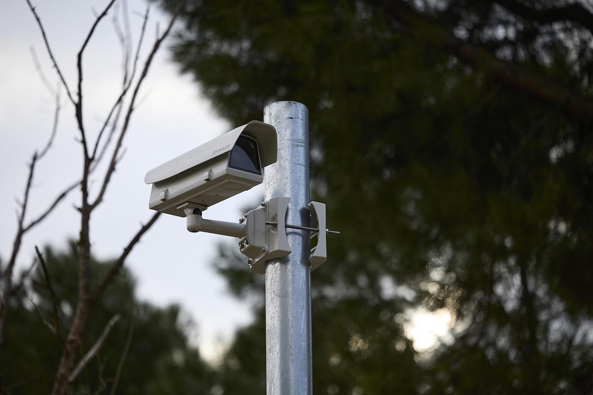 Cámaras de seguridad dotadas con inteligencia artificial, instaladas en el parque de Pradolongo en Usera.