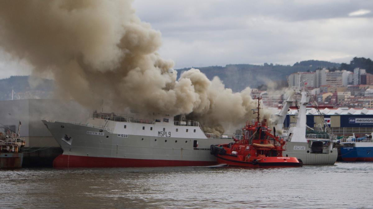 Fuerte explosión en un pesquero incendiado en el puerto vigués de Bouzas