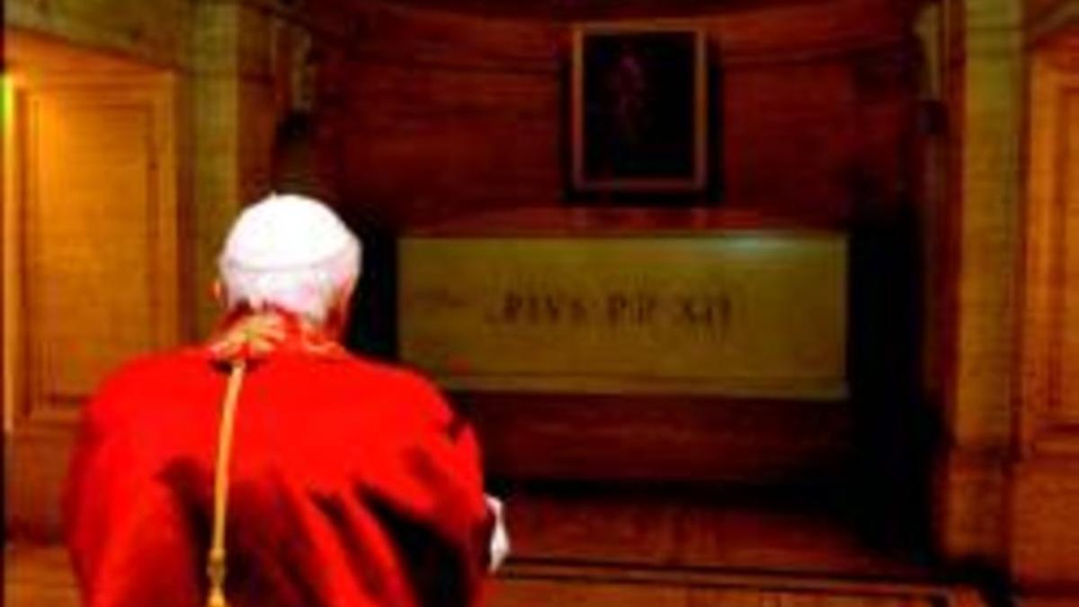 El papa Benedicto XVI reza ante la tumba de su antecesor Pío XII, en noviembre del 2005, en el Vaticano.