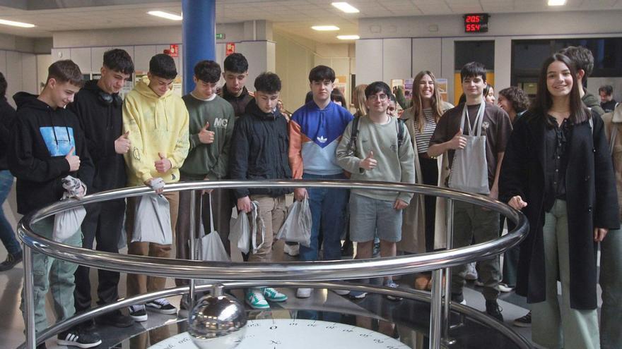 Uno de los grupos de estudianes que ayer visitaron el campus de Ourense.