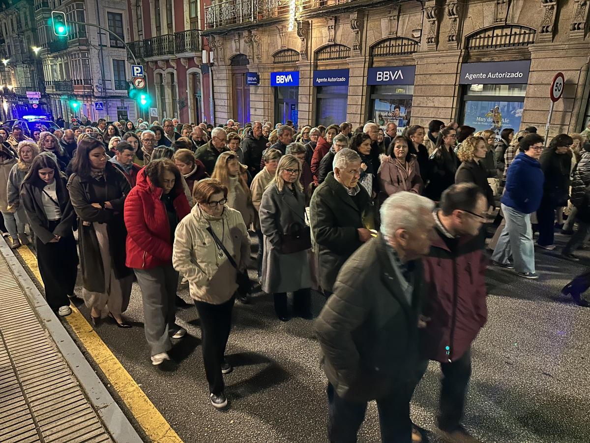 Público durante el recorrido, en el puente de Travesía.