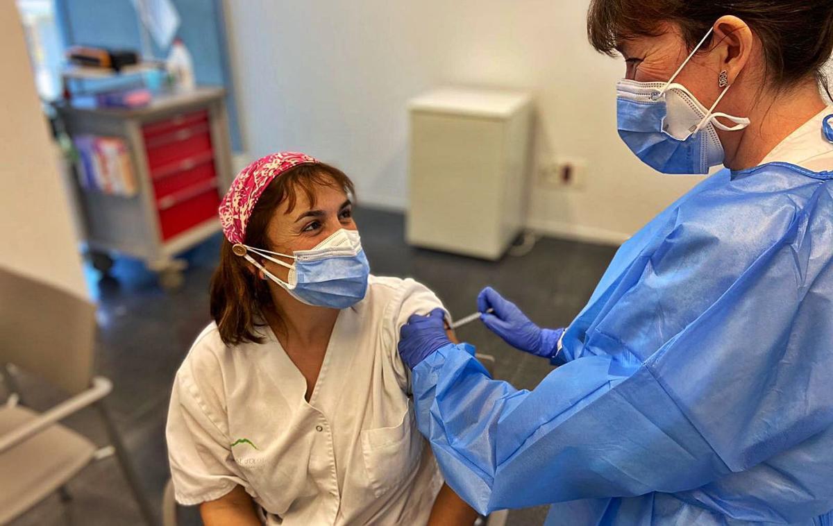 Una professional sanitària de l'hospital d'Olot rebent la segona dosi.