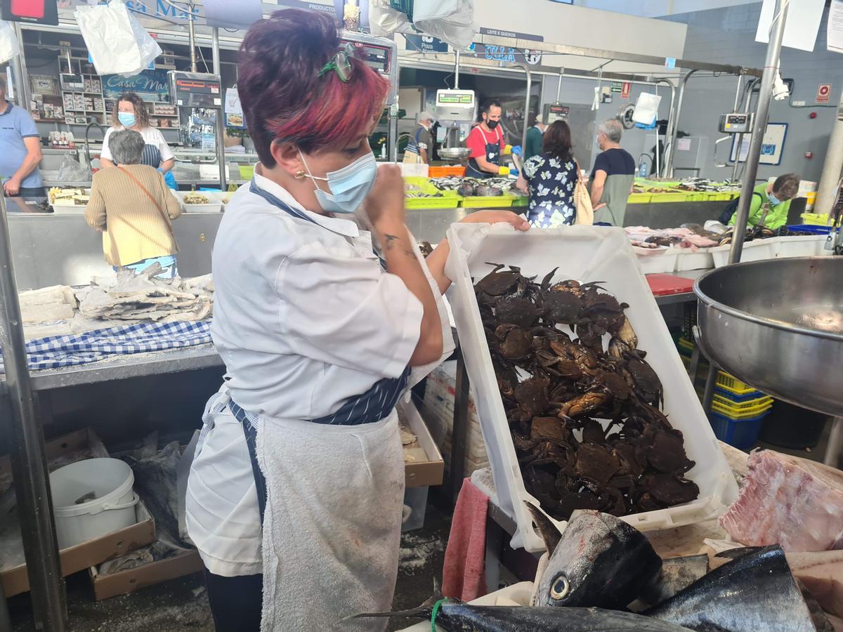Peregrina Abad, una de las vendedoras de la plaza, mostrando una caja de nécora grande. Peregrina Abad, una de las vendedoras de la plaza, mostrando una caja de nécora grande.