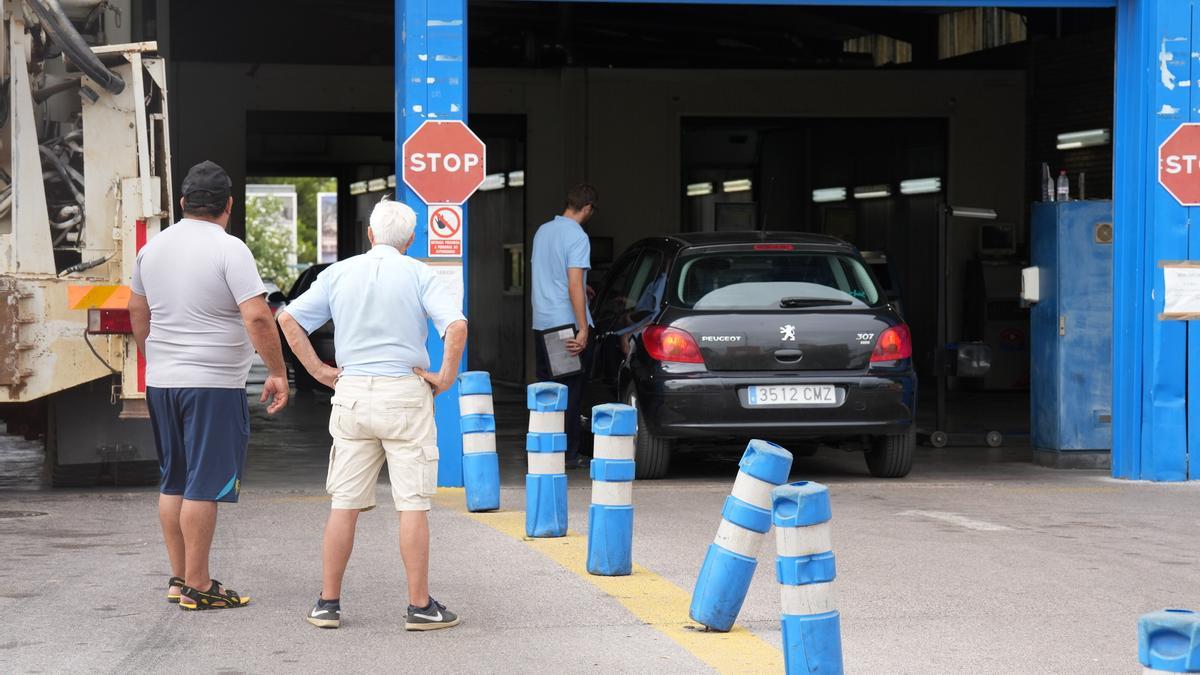 Personas aguardan  a pasar la Inspección Técnica de Vehículos en Castellón
