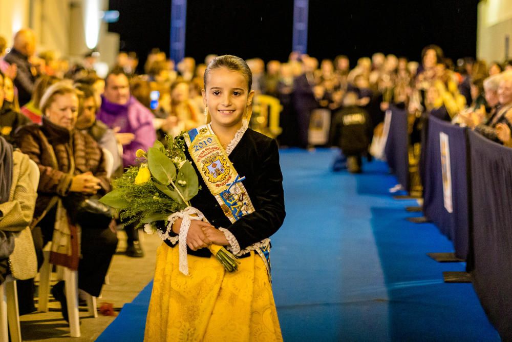 Los festeros de Benidorm homenajean a su patrona en la Ofrenda de Flores