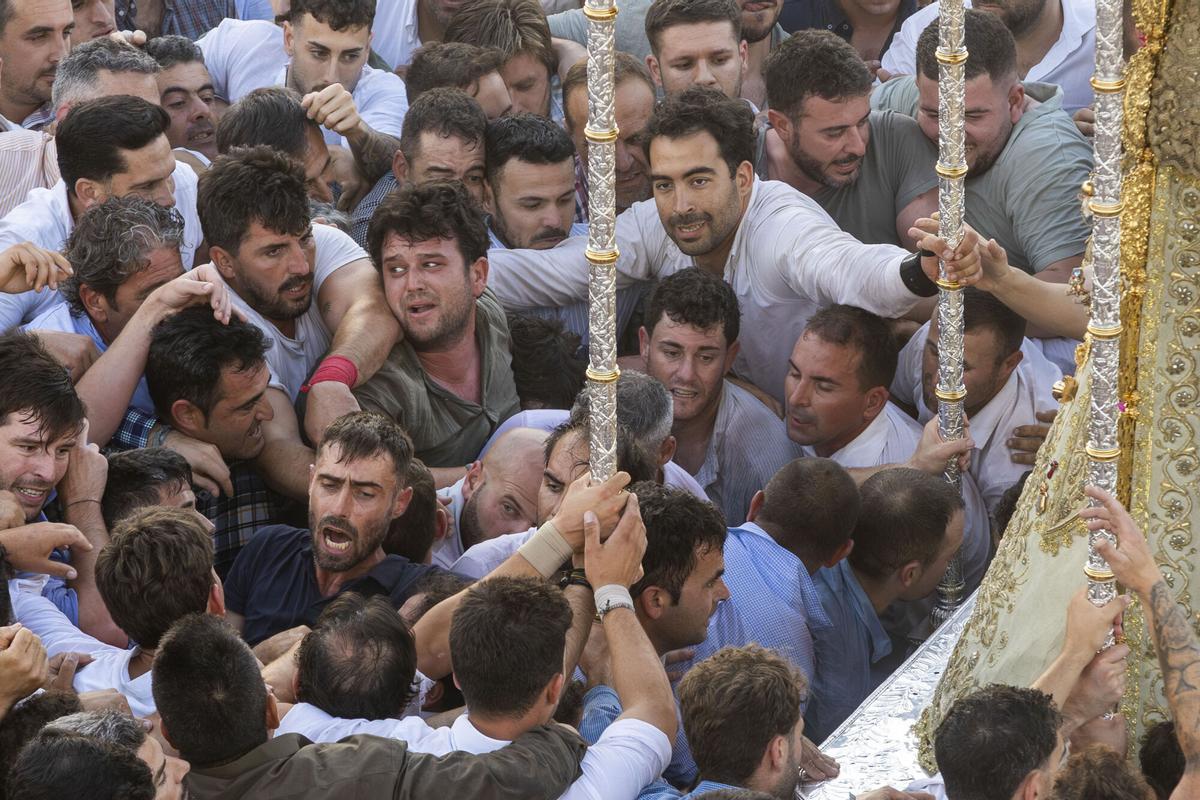 Los romeros de las 127 hermandades filiales de la Virgen del Rocío reciben desde esta la madrugada la visita de la imagen a la que profesan su fe. Los romeros de las 127 hermandades filiales de la Virgen del Rocío reciben desde esta la madrugada la visita de la imagen a la que profesan su fe.