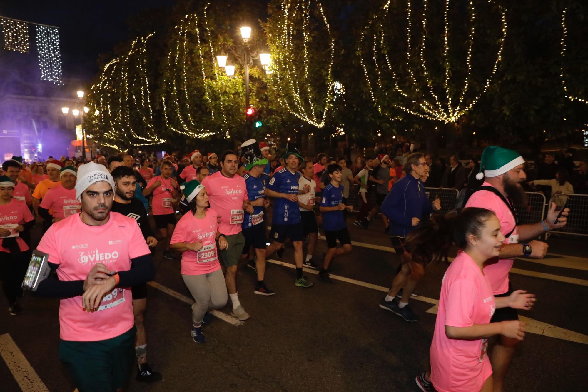 En imágenes: Jaime Bueno (Univerisad de Oviedo) y Mariam Benkert triunfan en la San Silvestre de Oviedo