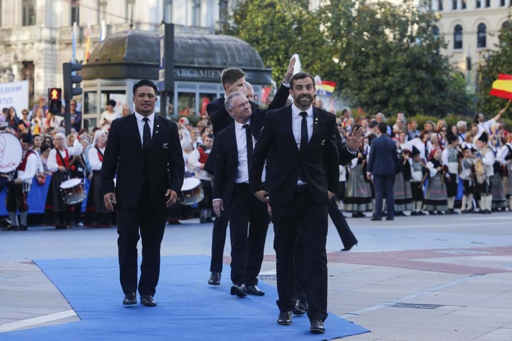 Desfile de los Reyes, personalidades y premiados en la alfombra azul