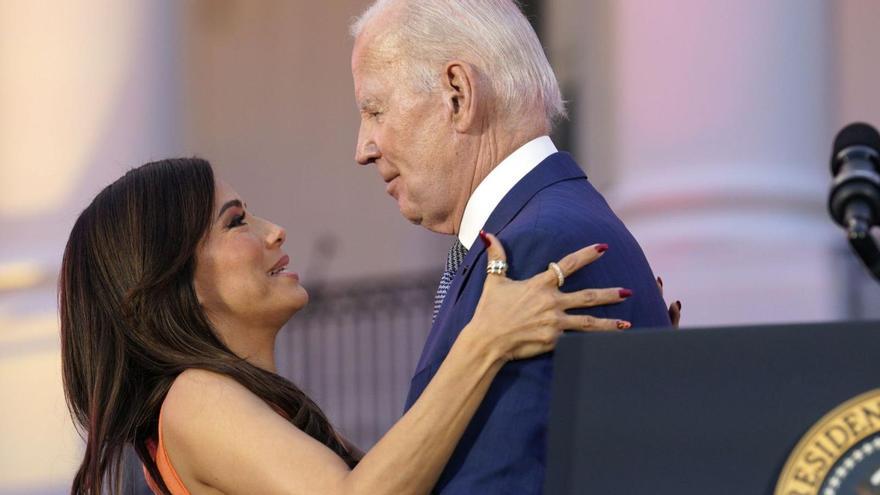 Biden abraza a Longoria; a la derecha, la presentación de la película en los jardines de la Casa Blanca. | Efe