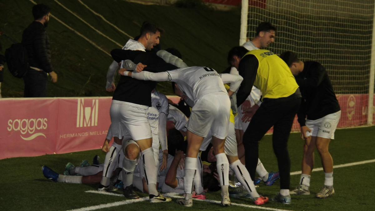 Los jugadores del Ontinyent 1931, celebrando el gol de la victoria.