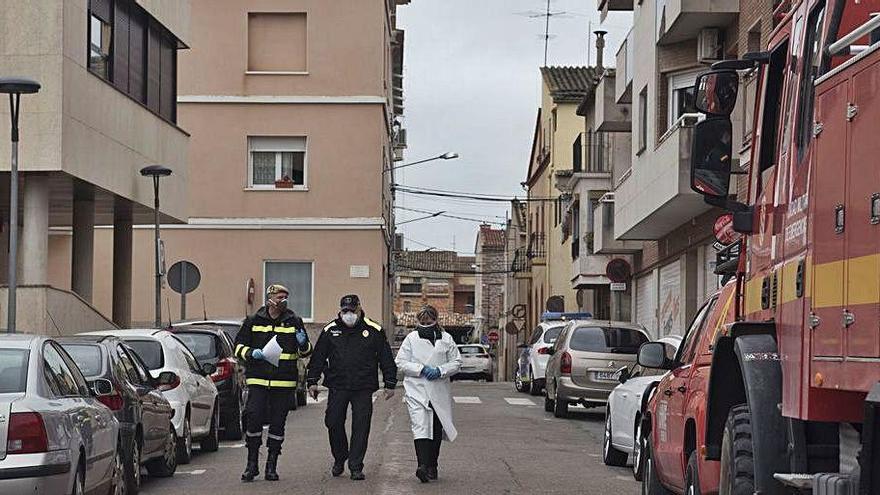 Responsables de la unitat de l&#039;exèrcit UME, de la Policia Local i de la residència Atzavara en la desinfecció de Sant Joan de Vilatorrada