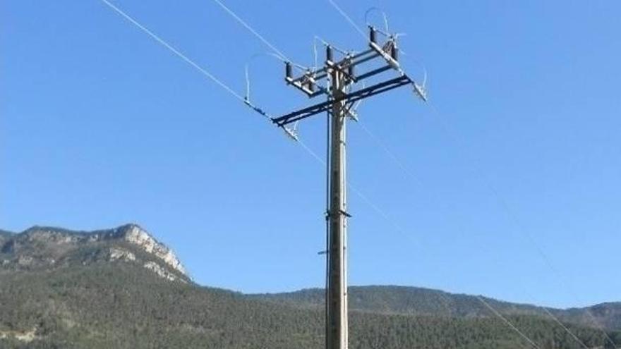 Torre de la línia que disposa de protecció per a aus a Bagà