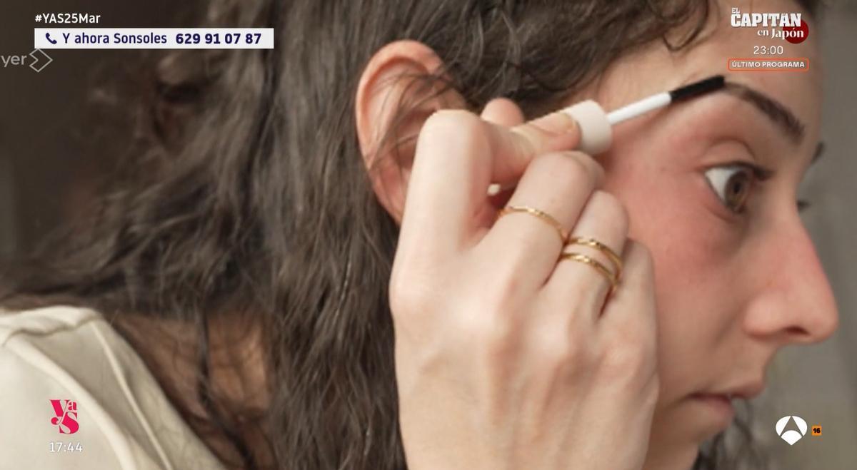 Noelia maquillándose