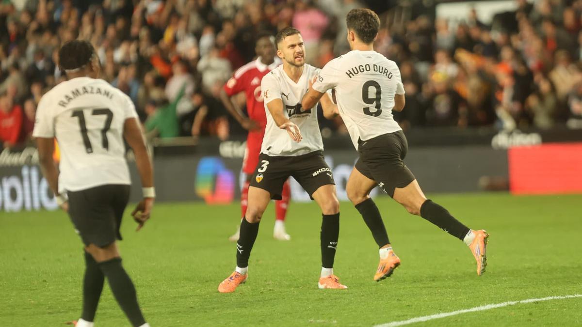 Hugo Duro celebra el gol del empate ante el Sevilla en Mestalla