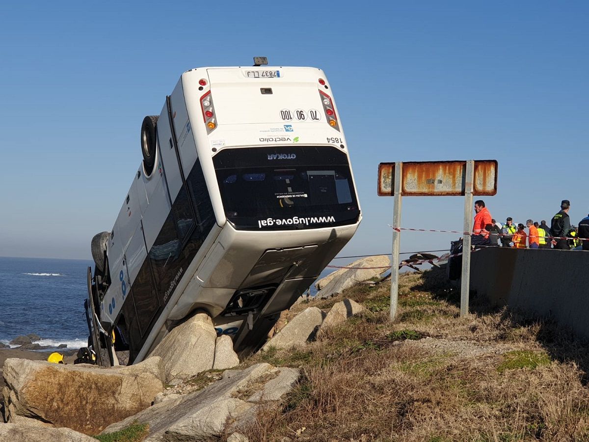 Cuatro heridos tras volcar un bus que quedó 'colgado' en las rocas de cabo Silleiro