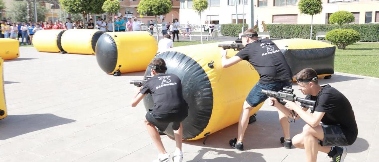 La organización instaló hinchables a modo de parapetos para resguardarse de los disparos.