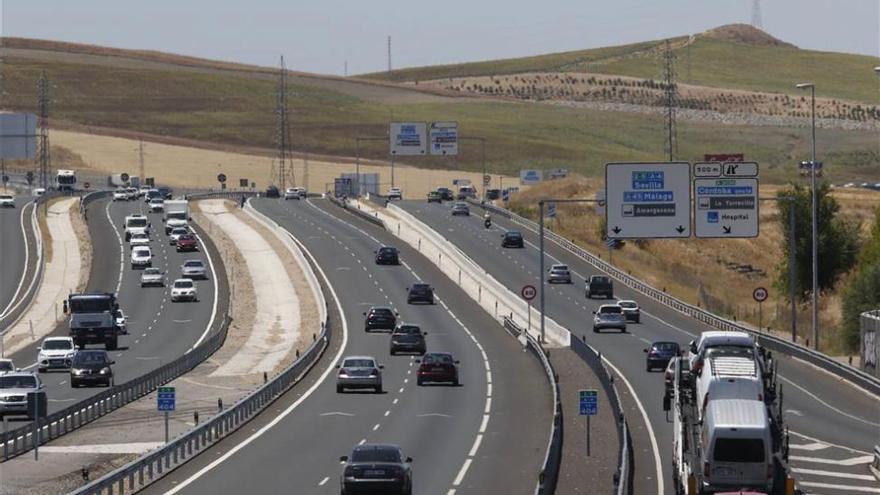 El vuelco de un camión de melones corta el tráfico en sentido Madrid en la A-4, en Jaén