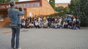 Un profesor hace una foto de grupo de sus alumnos antes del primer examen de la selectividad 2023 en la UAB.