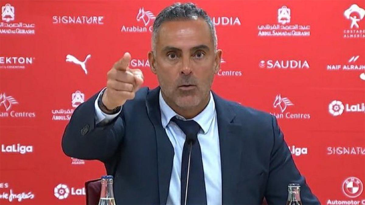 A gritos y con el dedo en alto: la monumental rajada del entrenador del Almería tras sufrir con el arbitraje otra vez