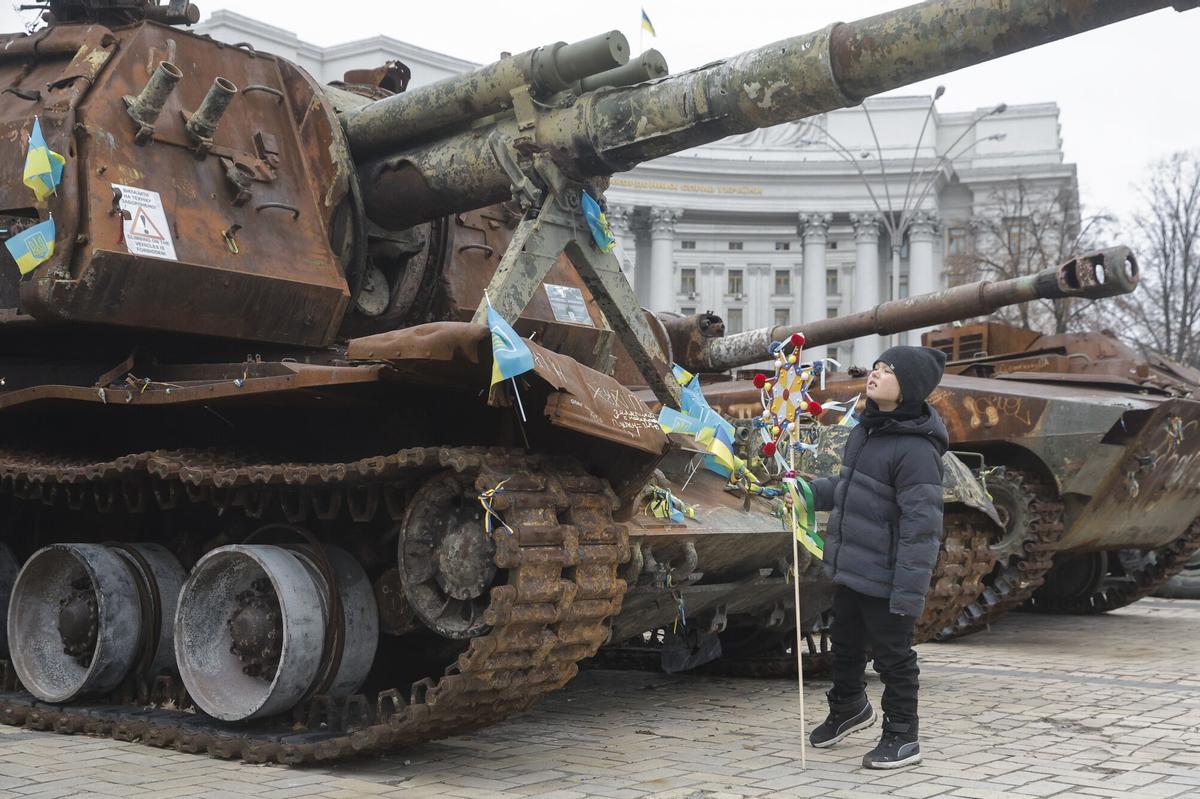 KYIV (Ukraine), 25/12/2025.- A Ukrainian boy holds a star of Bethlehem on the street exhibition of destroyed Russian military equipment near St. Mykhailivsky Cathedral in Kyiv, Ukraine, 25 December 2025, during Christmas celebrations amid the Russian invasion. Ukraine celebrate Christmas on 25 December for the third time in accordance with the Western calendar, as Ukrainian President Zelensky signed a law in July 2023 to move the official Christmas Day holiday to 25 December, departing from the Russian Orthodox Church tradition of celebrating on 07 January. (Rusia, Ucrania, Kiev) EFE/EPA/SERGEY DOLZHENKO