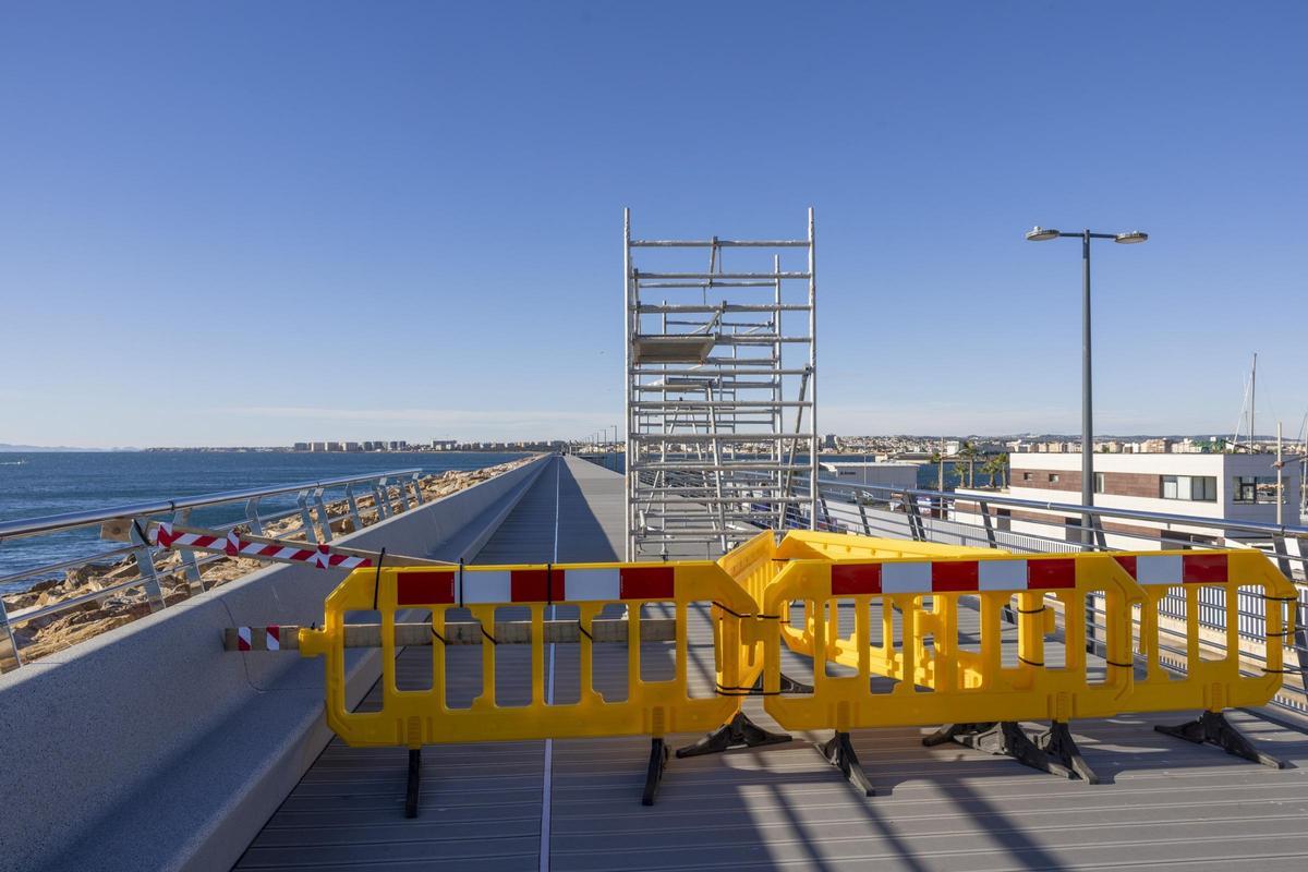 Torrevieja reabre un primer tramo del dique de Levante