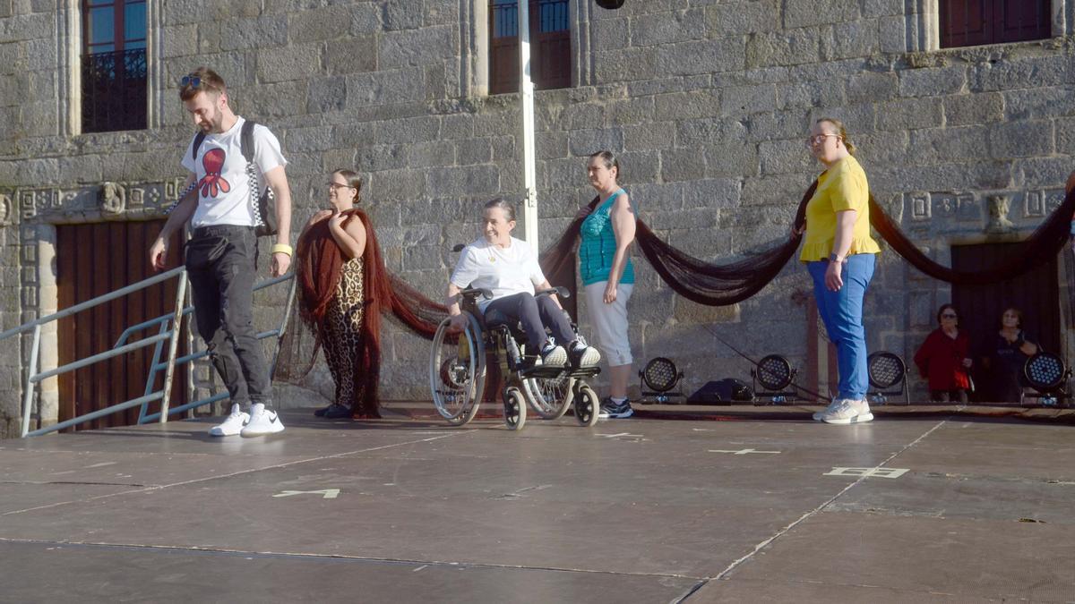 La asociación Ambar durante el ensayo de su coreografía.