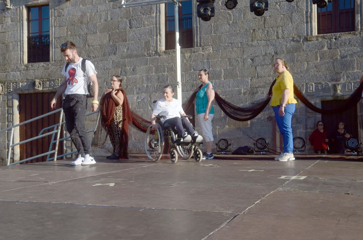 La asociación Ambar durante el ensayo de su coreografía.