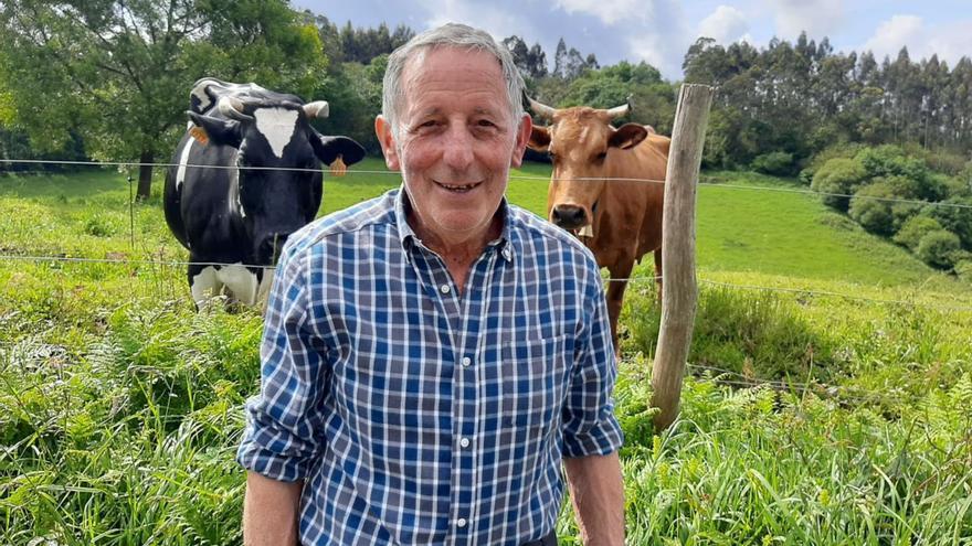 Luis Díaz, con «Linda» y «Canela» a su espalda, en Bonielles, donde reside. | L. P.