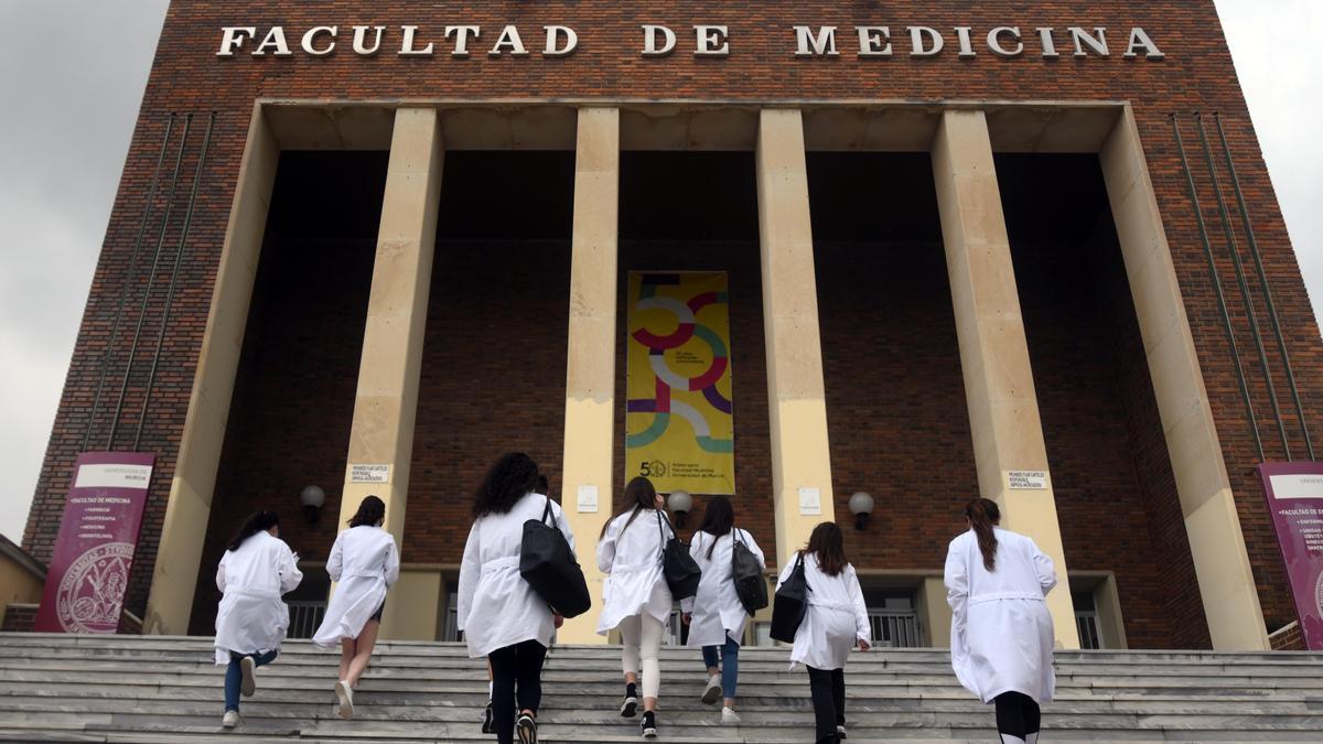 Alumnos de Medicina acceden a la Facultad de la Universidad de Murcia.