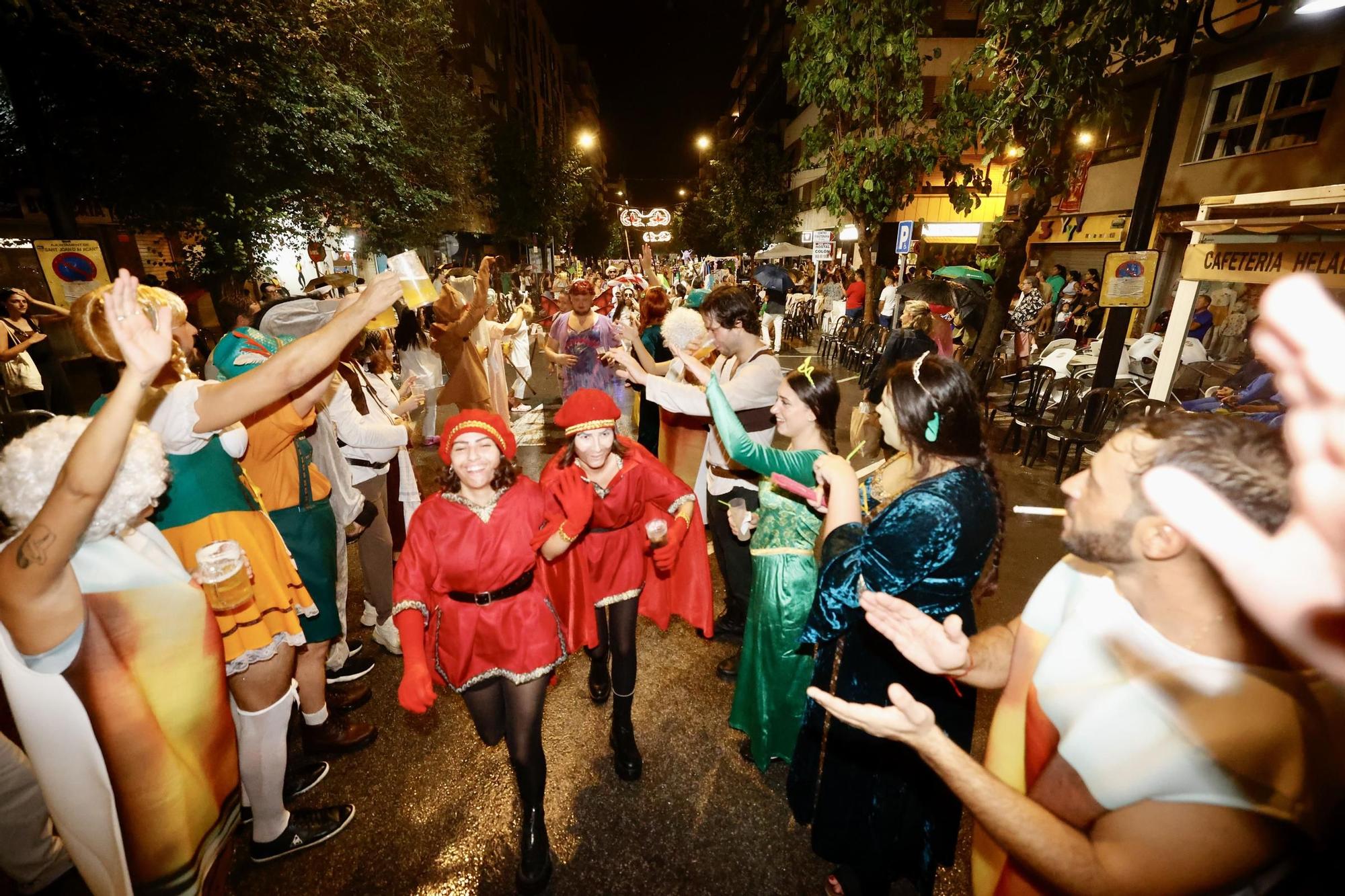 Disfraces pasados por agua en las Fiestas de Sant Joan