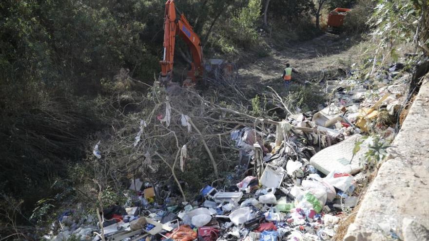 La pala excavadora ha comenzado a retirar la basura.