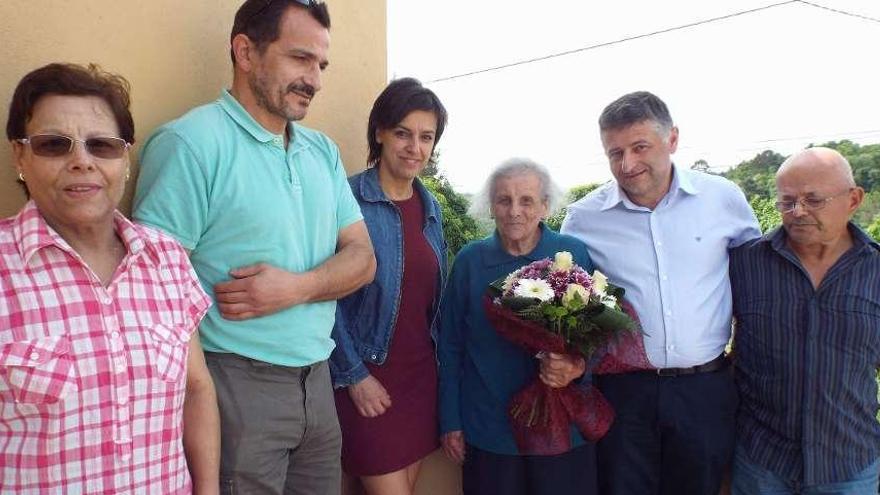 Concha Pichel flanqueada por familiares, Luis Rodríguez, Paula Fernández y el alcalde Manuel Cuiña.