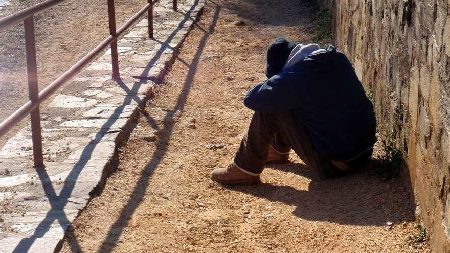 Un hombre sentado solo en el suelo. // FdV