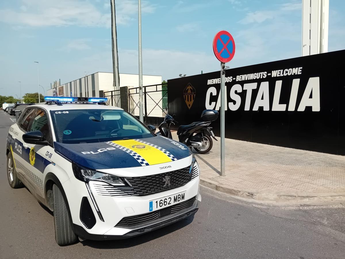 Un coche de la Policía Local, en las inmediaciones de Castalia.
