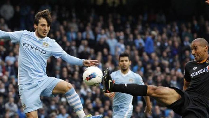 David Silva pelea un balón con el jugador del Wolverhampton Karl Henry.