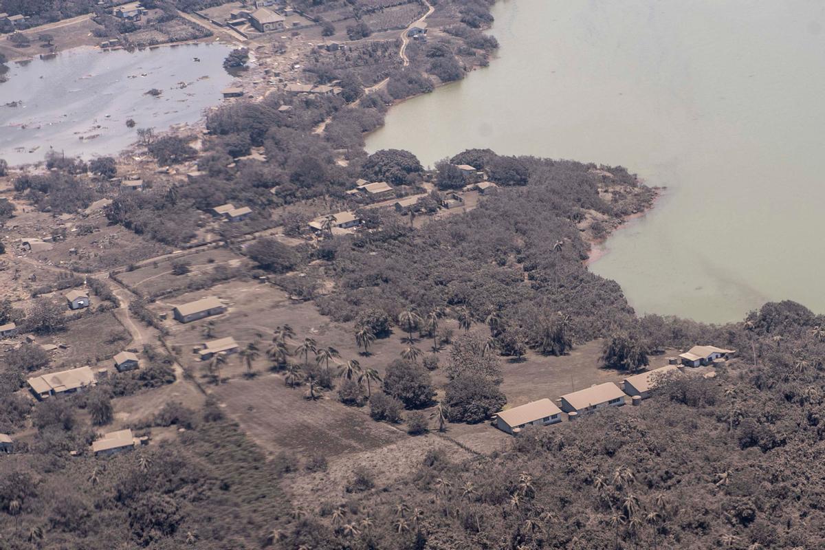 Imagen aérea de Nomuka, en Tonga, donde se aprecian las casas y la vegetación cubiertas de ceniza volcánica.