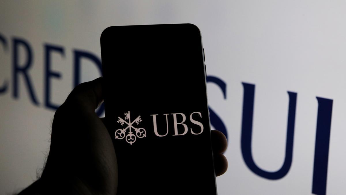 23 March 2023, Turkey, Gaziantep: The logo of the financial services company UBS is seen on the screen of a mobile in front of the logo of Credit Suisse Banks. Photo: Muhammad Ata/IMAGESLIVE via ZUMA Press Wire/dpa