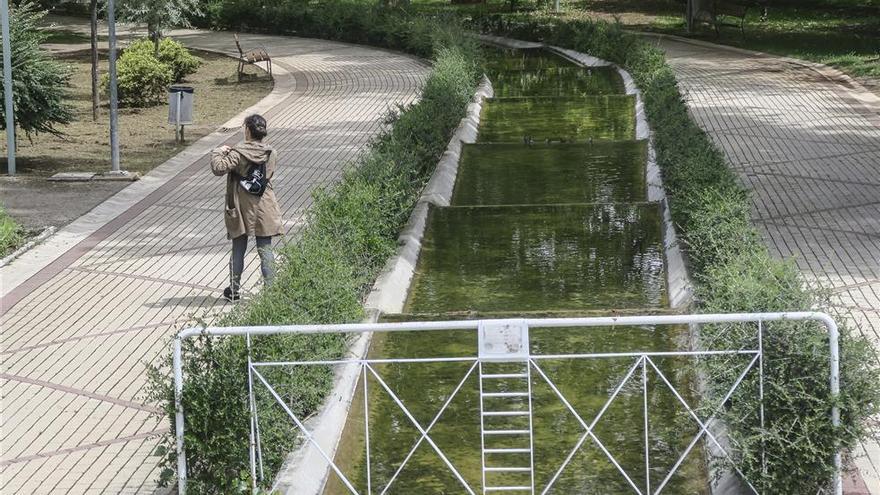 Comienza la desinfección del mobiliario de los parques de Cáceres