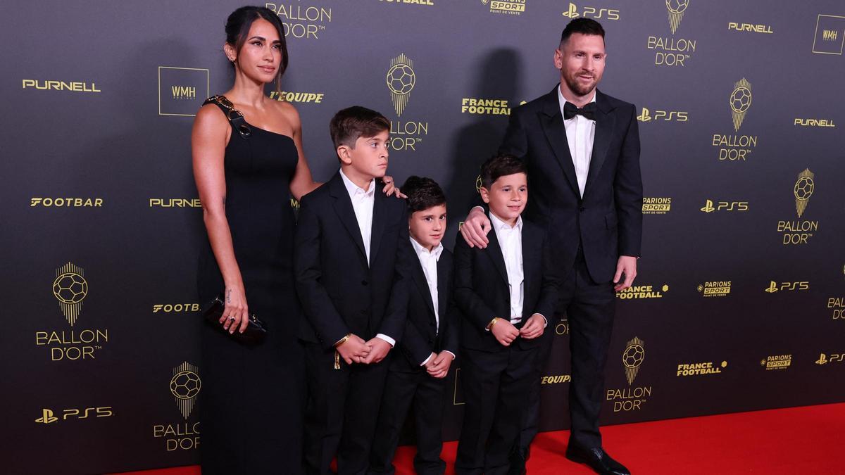 Messi posa con su esposa e hijos en la alfombra roja de la gala del Balón de Oro.