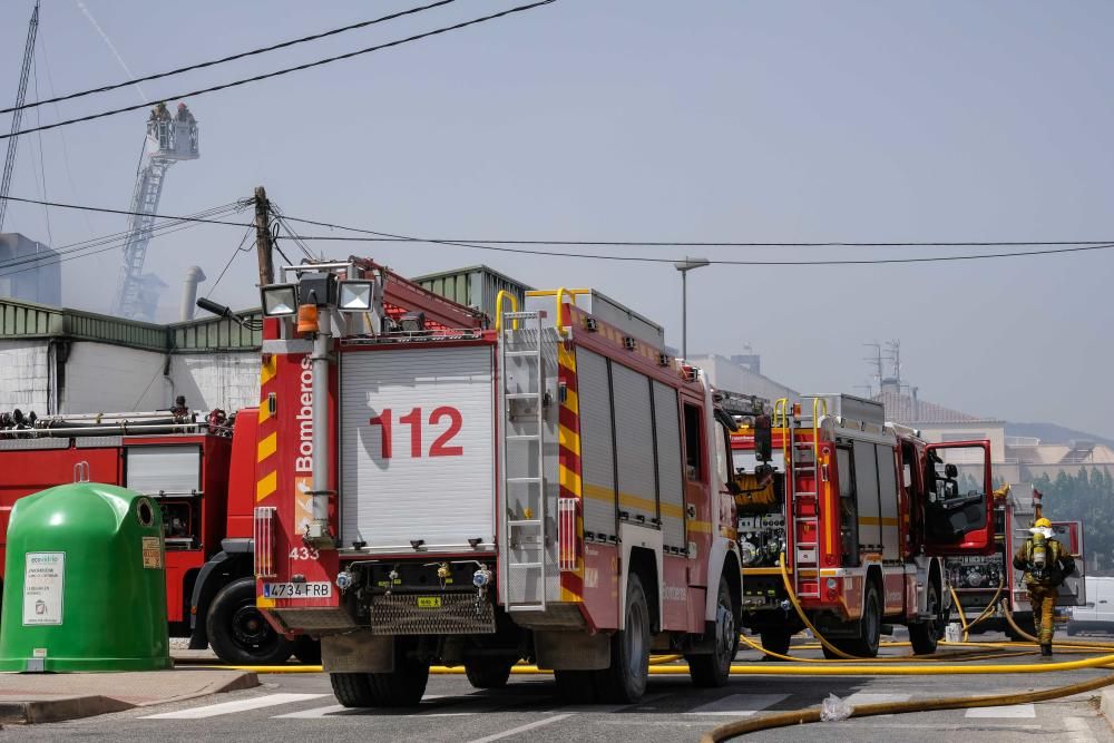 Los Bomberos han pedido a los vecinos que cierren puertas y ventanas para evitar el humo