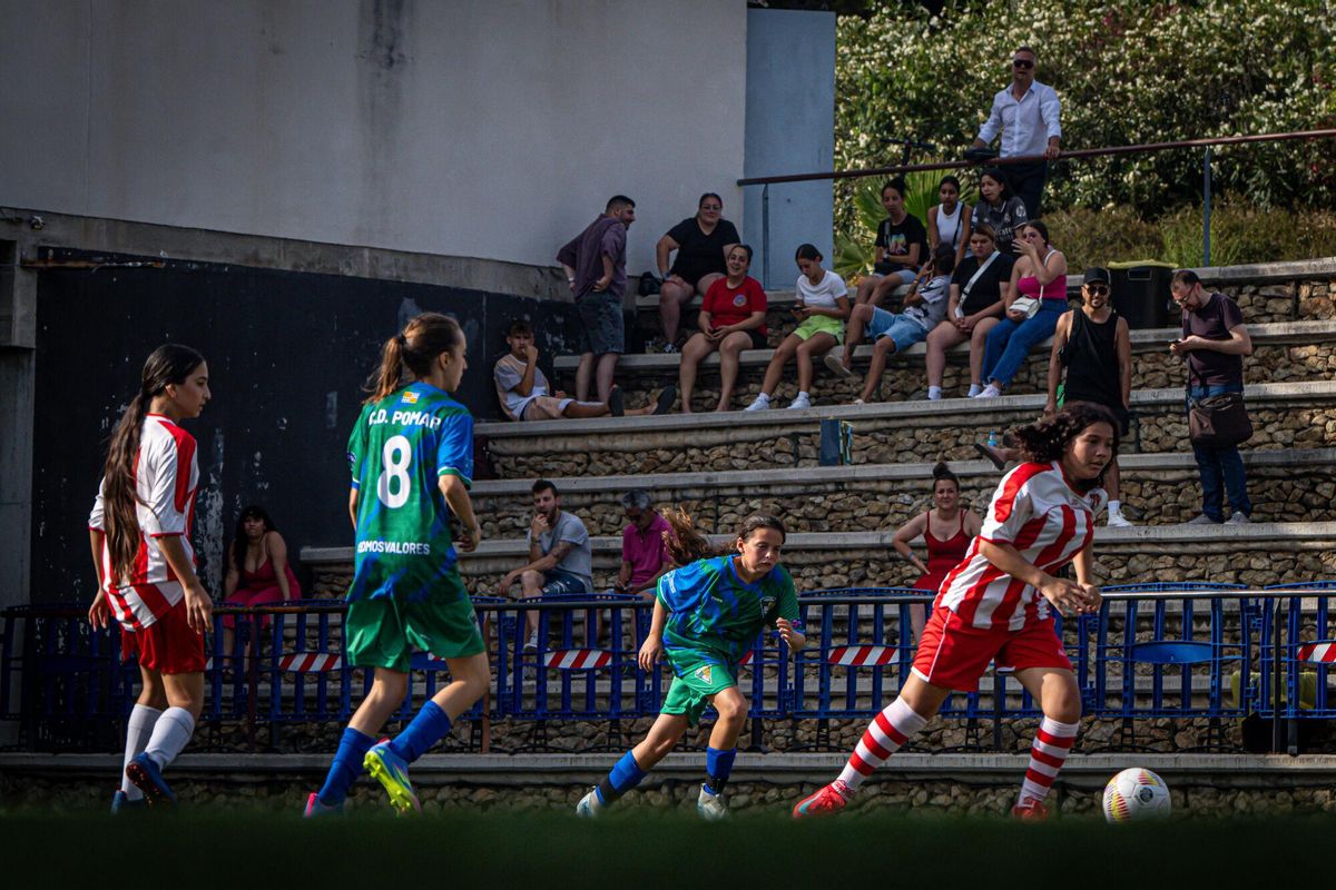 Las niñas gitanas lideran el cambio del fútbol femenino en La Mina
