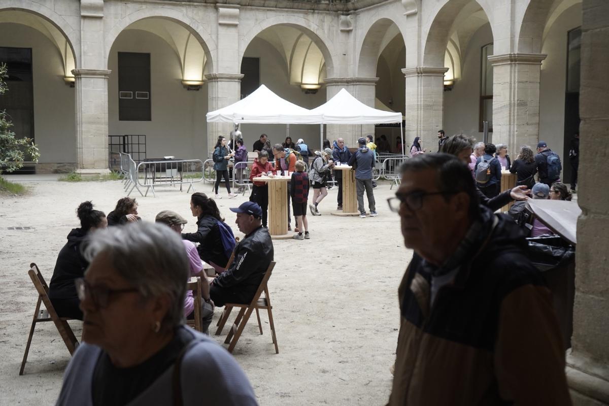 El claustre del Museu del Barroc de Catalunya amb alguns participants