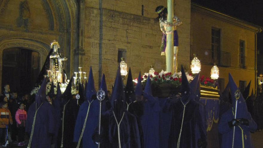 La venerada imagen del Santo Ecce Homo se reencuentra con la Virgen de los Dolores en la plaza de San Julián. Foto