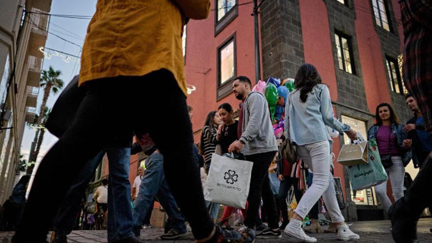 Numeroso público de compras en la  calle del Castillo.